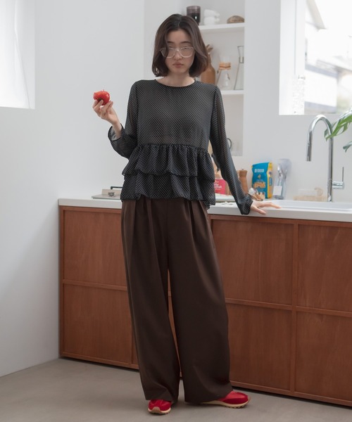 HEILIS(ヘイリス)の「ペプラムシアードットプルオーバー / シアートップス ドット 水玉 ブラウス カットソー トップス ペプラム フリル 韓国 春服 秋服 夏服 オフィスカジュアル 通勤 きれいめ ガーリー フレンチシック(シャツ/ブラウス・レディース・ブラック/アイボリー・FREE)」の9枚目の写真