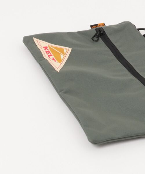 TSURUYA（ツルヤ）の「《KELTY》VINTAGE FLAT POUCH SM（ショルダーバッグ・メンズ・セージグリーン・フリー）」の4枚目の写真