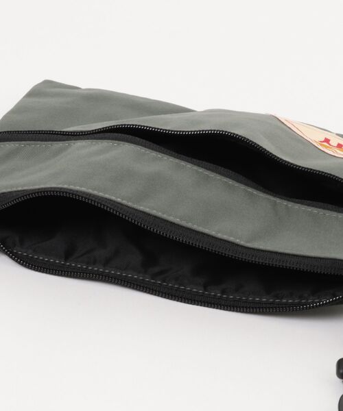 TSURUYA（ツルヤ）の「《KELTY》VINTAGE FLAT POUCH SM（ショルダーバッグ・メンズ・セージグリーン・フリー）」の3枚目の写真