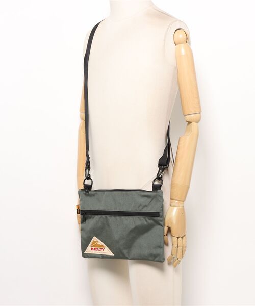 TSURUYA（ツルヤ）の「《KELTY》VINTAGE FLAT POUCH SM（ショルダーバッグ・メンズ・セージグリーン・フリー）」の2枚目の写真