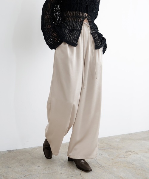 LIAN（リアン）の「サテンイージーパンツ（その他パンツ・レディース・アイボリー/ベージュ/ブラック・FREE）」の4枚目の写真
