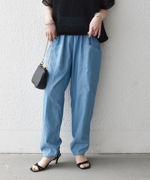 SHIPS any（シップス エニィ）の「SHIPS any:〈洗濯機可能〉シャンブレー デニム ポケット テーパード パンツ（その他パンツ・レディース・ライトブルー/ブルー・38/36）」の2枚目の写真