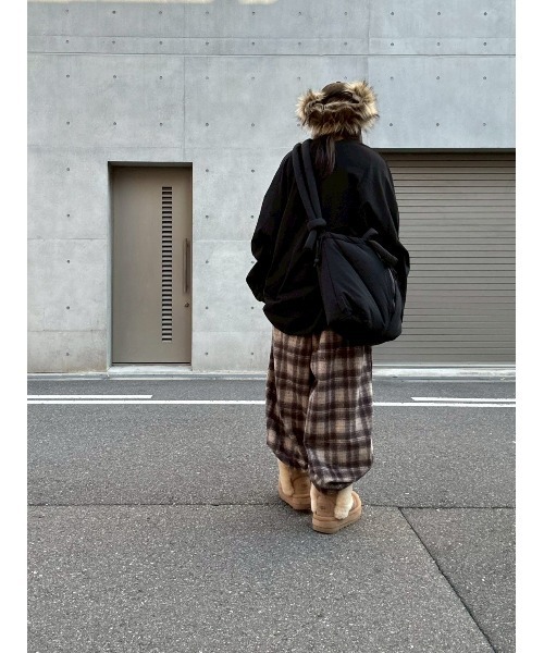 YACA(ヤーカ)の「Wide Long Sleeve T-shirt/ワイドロングスリーブTシャツ【unisex item】(Tシャツ/カットソー・レディース・ブラック/ホワイト・FREE)」の3枚目の写真