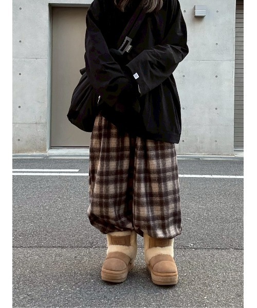 YACA(ヤーカ)の「Wide Long Sleeve T-shirt/ワイドロングスリーブTシャツ【unisex item】(Tシャツ/カットソー・レディース・ブラック/ホワイト・FREE)」の6枚目の写真