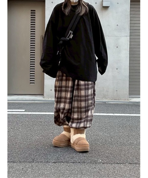YACA(ヤーカ)の「Wide Long Sleeve T-shirt/ワイドロングスリーブTシャツ【unisex item】(Tシャツ/カットソー・レディース・ブラック/ホワイト・FREE)」の8枚目の写真