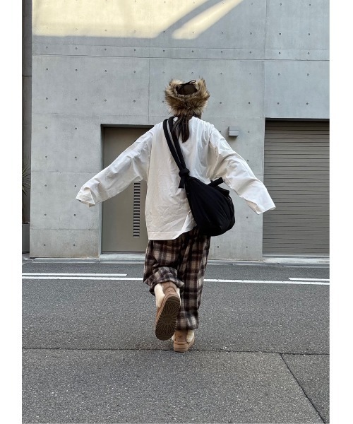YACA(ヤーカ)の「Wide Long Sleeve T-shirt/ワイドロングスリーブTシャツ【unisex item】(Tシャツ/カットソー・レディース・ブラック/ホワイト・FREE)」の18枚目の写真