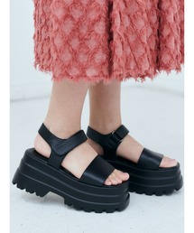 Mafmof（マフモフ）の「Mafmof(マフモフ)9cm厚底フラットソールスクエアトゥサンダル（サンダル）」