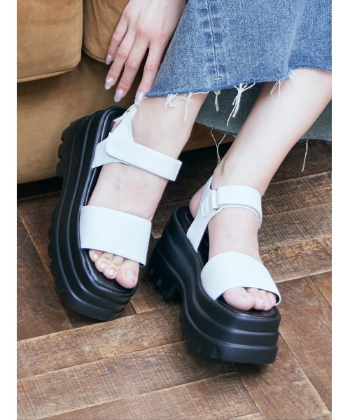 Mafmof(マフモフ)の「Mafmof(マフモフ)9cm厚底フラットソールスクエアトゥサンダル(サンダル・レディース・ブラック/ホワイト・S/M/L)」の16枚目の写真