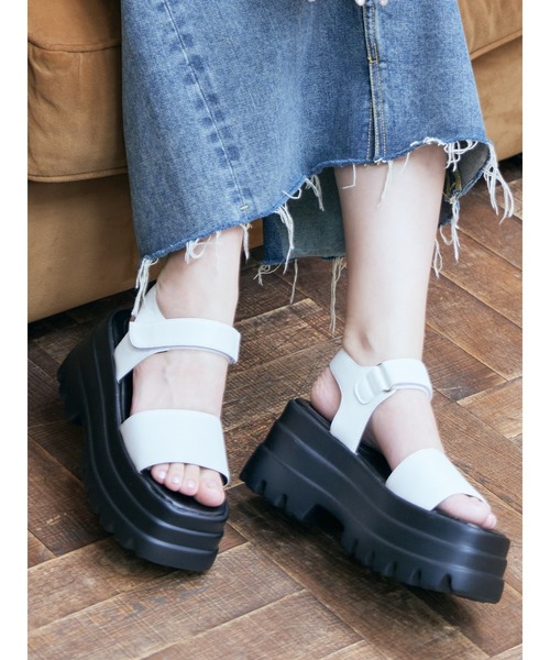 Mafmof(マフモフ)の「Mafmof(マフモフ)9cm厚底フラットソールスクエアトゥサンダル(サンダル・レディース・ブラック/ホワイト・S/M/L)」の14枚目の写真