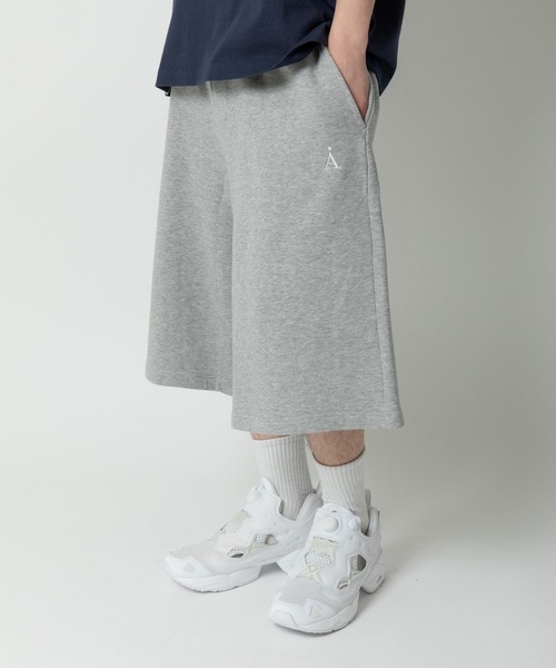 ALAND(エーランド)の「【UNISEX】ALAND/Aロゴ刺繍ウラケハーフスウェットパンツ(スウェットパンツ・レディース・ブラック/グレー・MEDIUM/LARGE)」の1枚目の写真