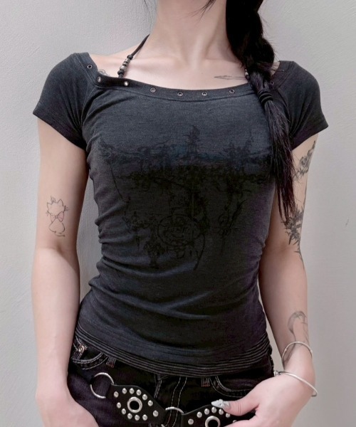 Never mind the XU / Chikashitsu+(ネバーマインド ザ エックスユー / チカシツプラス)の「【nmtc+】Anco Studded Halter Neck Tee / 【エヌエムティーシープラス】トライバルスタッズホルターネック半袖Tシャツ(Tシャツ/カットソー・レディース・グレー/チャコール/ホワイト・ONE SIZE)」の14枚目の写真
