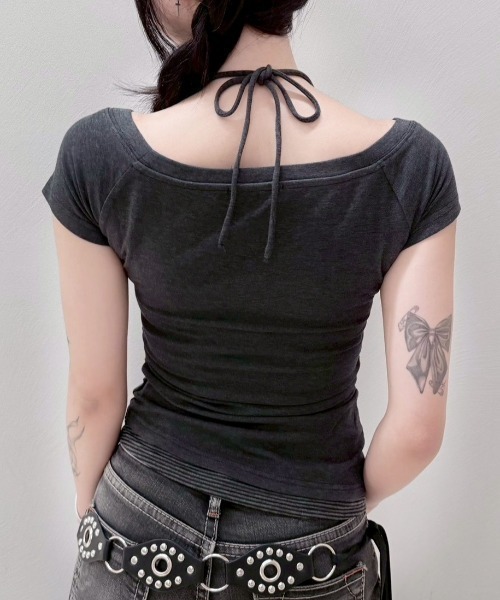 Never mind the XU / Chikashitsu+(ネバーマインド ザ エックスユー / チカシツプラス)の「【nmtc+】Anco Studded Halter Neck Tee / 【エヌエムティーシープラス】トライバルスタッズホルターネック半袖Tシャツ(Tシャツ/カットソー・レディース・グレー/チャコール/ホワイト・ONE SIZE)」の7枚目の写真