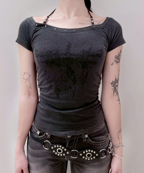 Never mind the XU / Chikashitsu+(ネバーマインド ザ エックスユー / チカシツプラス)の「【nmtc+】Anco Studded Halter Neck Tee / 【エヌエムティーシープラス】トライバルスタッズホルターネック半袖Tシャツ(Tシャツ/カットソー・レディース・グレー/チャコール/ホワイト・ONE SIZE)」の5枚目の写真