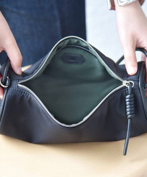 &MyuQ(アンドミューク)の「【SHIPS別注】&MyuQ: MARU NY(ショルダーバッグ・レディース・ブラック/ブラウン・ONE SIZE)」の13枚目の写真