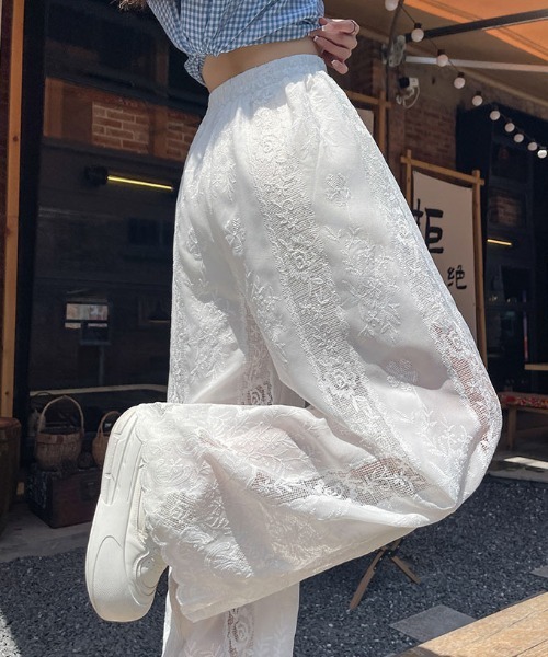 &soiree(アンドソワレ)の「ヴィンテージ風レースイージーワイドパンツ(その他パンツ・レディース・ホワイト・SMALL/MEDIUM/LARGE/X-LARGE)」の3枚目の写真