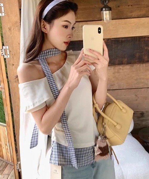 Emilie（エミリー）の「レイヤード風ワンショル半袖トップス ギンガムチェック柄スカーフタイ付き（Tシャツ/カットソー・レディース・ブラック/ホワイト/グレー・FREE）」の4枚目の写真