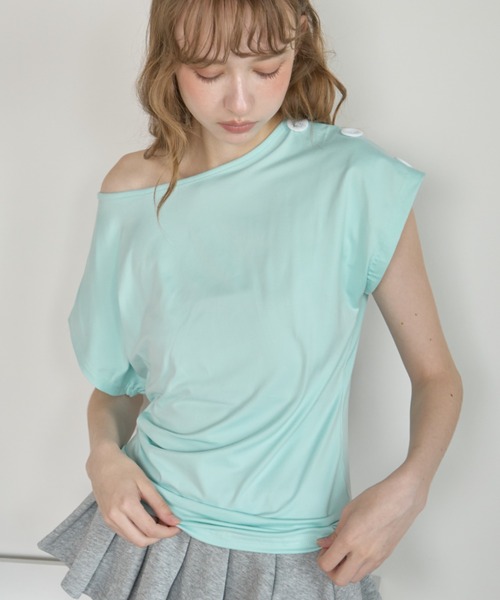 Big‑Button One‑Shoulder T-Shirt — футболка с одним большим плечевым отверстием