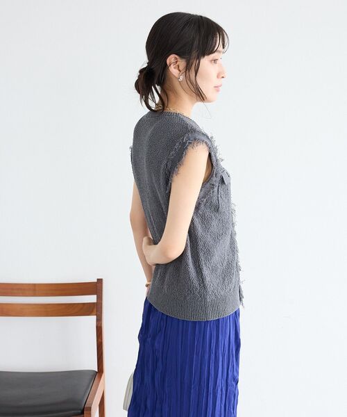 CRAFT STANDARD BOUTIQUE(クラフトスタンダードブティック)の「フリンジノースリーブニットプルオーバー(ニット/セーター・レディース・ダークグレー/グレー系その他・FREE)」の12枚目の写真