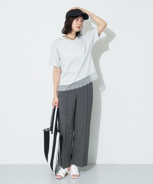 INDIVI(インディヴィ)の「【汗ジミ防止/接触冷感】裾レースドルマンTシャツ(Tシャツ/カットソー・レディース・ホワイト/ライトグレー/グリーン系/ブラック・05/15 /13/38/34/19)」の7枚目の写真