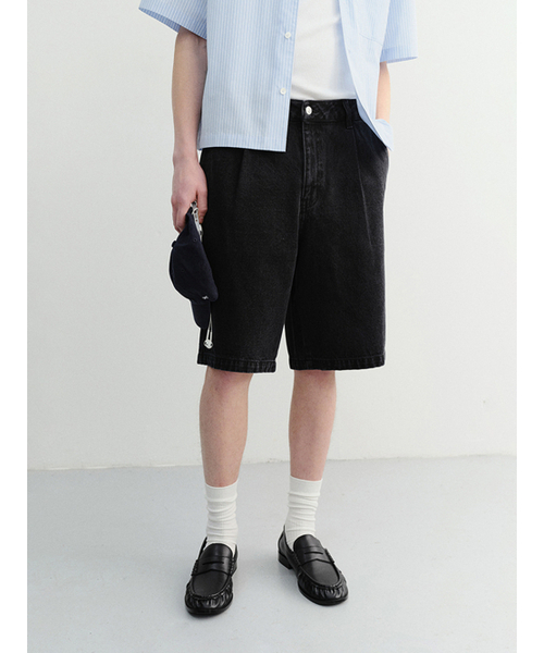 DUNST FOR MEN（ダンストフォーメン）の「PLEATED BERMUDA DENIM SHORTS_UDPA6B323_BLACK（その他パンツ・メンズ・ブラック・SMALL/MEDIUM/LARGE）」の2枚目の写真