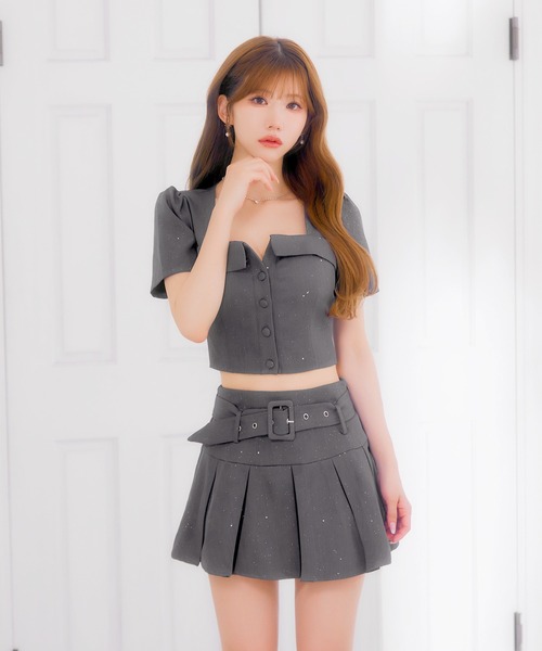 DAZZY(デイジー)の「ビジュープリーツ袖付きAラインミニ丈セットアップキャバドレス(ドレス・レディース・ベージュ/グレー系・S/XS/M)」の2枚目の写真