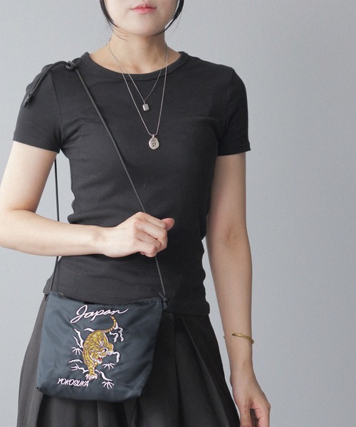 無幻譚(ムゲンタン)の「和柄刺繍 ミニサコッシュ 無幻譚(ショルダーバッグ・レディース・ブルー/ブラック/カーキ/ピンク・FREE)」の1枚目の写真