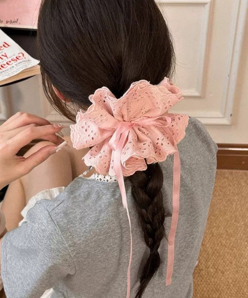 almo（アルモ）の「【456919】レースリボン絞りシュシュ(RO)（シュシュ・レディース・ブルー/イエロー/ピンク/ホワイト・FREE）」の4枚目の写真