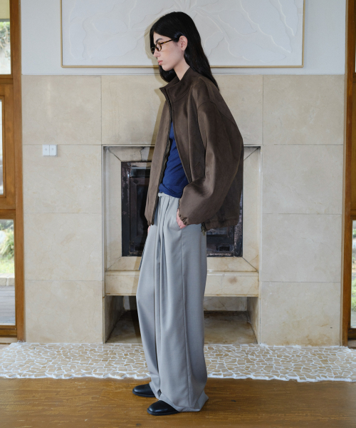 EN OR(エンオール)の「HIGH NECK SUEDE BLOUSON - DARK BROWN(ライダースジャケット・レディース・その他・FREE)」の4枚目の写真