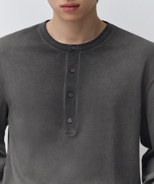 MUSINSA STANDARD（ムシンサスタンダード）の「ルナ ダイド ヘンリーネック 長袖Tシャツ [チャコールグレー]（Tシャツ/カットソー・メンズ・その他・MEDIUM/LARGE/X-LARGE/2XL）」の2枚目の写真