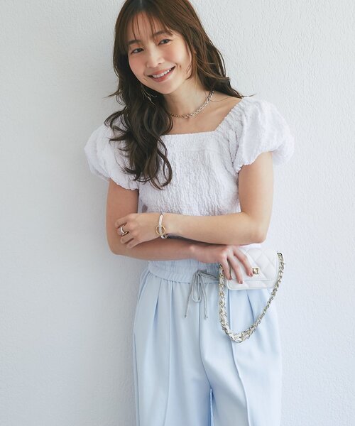 La boutique BonBon(ラブティックボンボン)の「【miki監修・2サイズ展開】シャーリングパフスリーブブラウス(シャツ/ブラウス・レディース・ブラック/ホワイト/サックスブルー・FREE/34)」の4枚目の写真