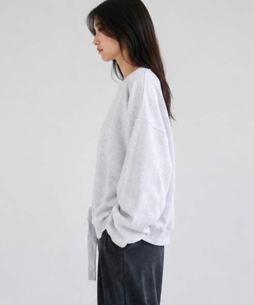I.O.E（アイオイ）の「[韓国トレンド] サイドリボン ルーズフィットプルオーバー（Tシャツ/カットソー・レディース・グレー・FREE）」の2枚目の写真