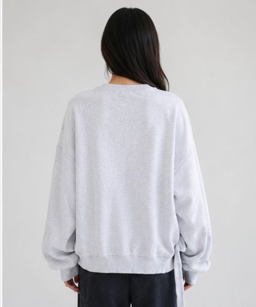 I.O.E（アイオイ）の「[韓国トレンド] サイドリボン ルーズフィットプルオーバー（Tシャツ/カットソー・レディース・グレー・FREE）」の4枚目の写真