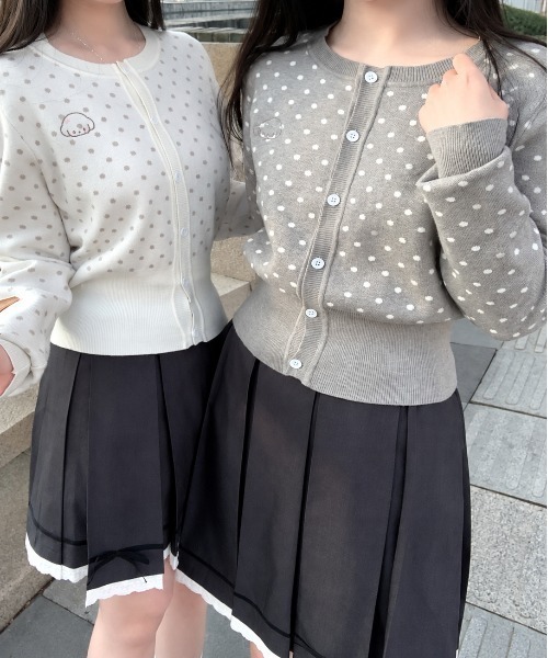 ViViDAY(ビビデー)の「フロントワンちゃん刺しゅう ドット柄ショートニットカーデガン(カーディガン/ボレロ・レディース・グレー/ホワイト・M)」の8枚目の写真