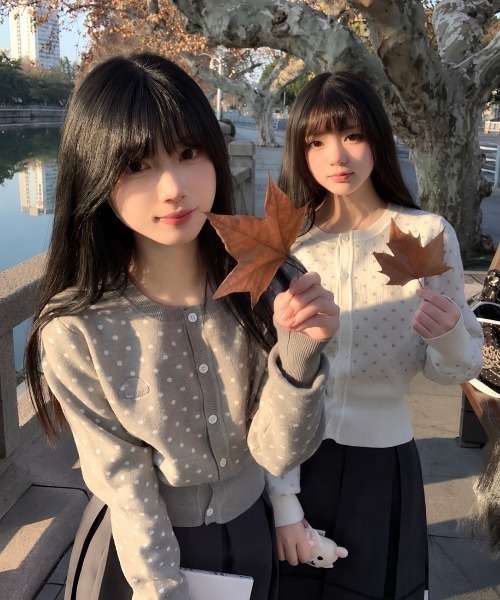 ViViDAY(ビビデー)の「フロントワンちゃん刺しゅう ドット柄ショートニットカーデガン(カーディガン/ボレロ・レディース・グレー/ホワイト・M)」の6枚目の写真