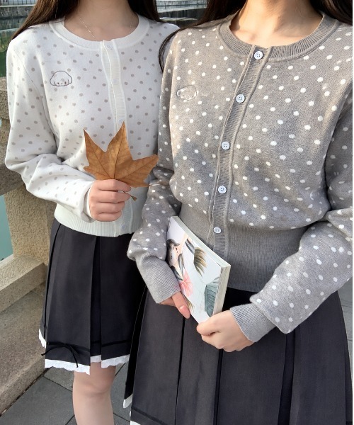ViViDAY(ビビデー)の「フロントワンちゃん刺しゅう ドット柄ショートニットカーデガン(カーディガン/ボレロ・レディース・グレー/ホワイト・M)」の4枚目の写真