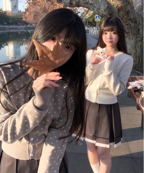 ViViDAY(ビビデー)の「フロントワンちゃん刺しゅう ドット柄ショートニットカーデガン(カーディガン/ボレロ・レディース・グレー/ホワイト・M)」の7枚目の写真