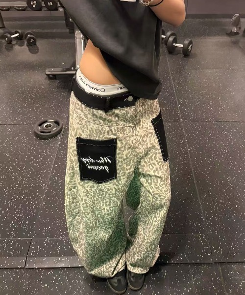 AVYL（アヴィル）の「レオパード柄 ポケット切り替え バレルデニムパンツ（デニムパンツ・レディース・グレー・L/M/S）」の3枚目の写真