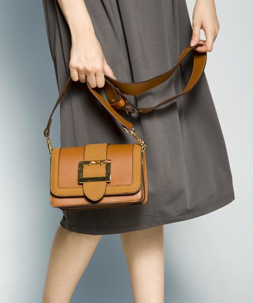 PLAIN CLOTHING(プレーンクロージング)の「フロントベルトショルダーバッグ【PLAIN CLOTHING】(ショルダーバッグ・レディース・レッド/キャメル/グレー/ブラック・FREE)」の3枚目の写真