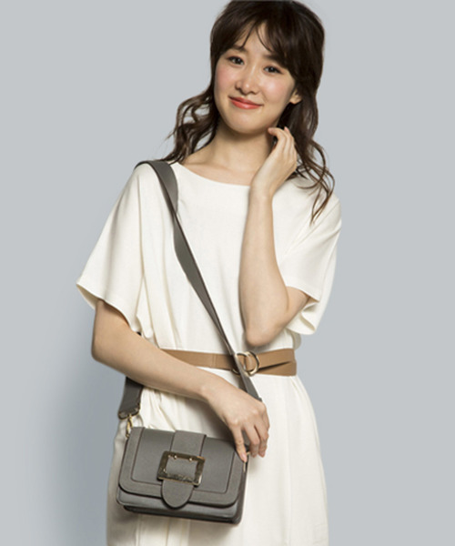 PLAIN CLOTHING(プレーンクロージング)の「フロントベルトショルダーバッグ【PLAIN CLOTHING】(ショルダーバッグ・レディース・レッド/キャメル/グレー/ブラック・FREE)」の1枚目の写真