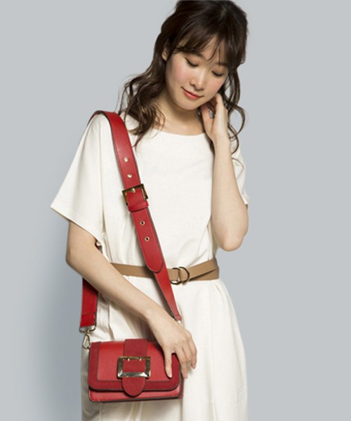 PLAIN CLOTHING(プレーンクロージング)の「フロントベルトショルダーバッグ【PLAIN CLOTHING】(ショルダーバッグ・レディース・レッド/キャメル/グレー/ブラック・FREE)」の4枚目の写真