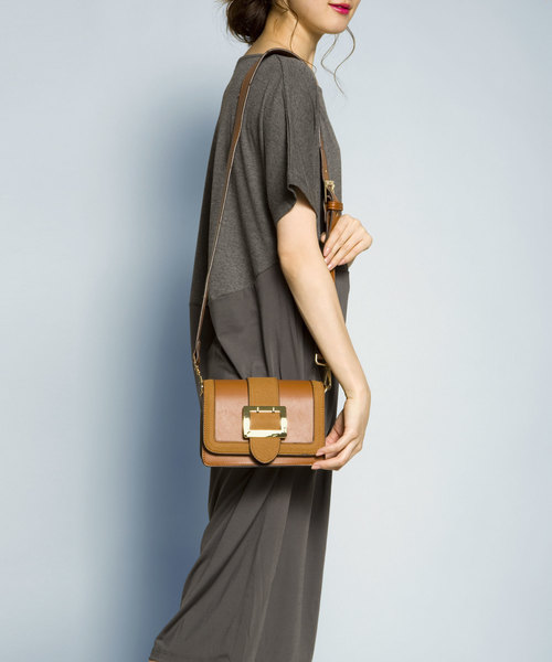 PLAIN CLOTHING(プレーンクロージング)の「フロントベルトショルダーバッグ【PLAIN CLOTHING】(ショルダーバッグ・レディース・レッド/キャメル/グレー/ブラック・FREE)」の9枚目の写真