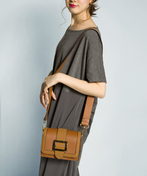 PLAIN CLOTHING(プレーンクロージング)の「フロントベルトショルダーバッグ【PLAIN CLOTHING】(ショルダーバッグ・レディース・レッド/キャメル/グレー/ブラック・FREE)」の10枚目の写真