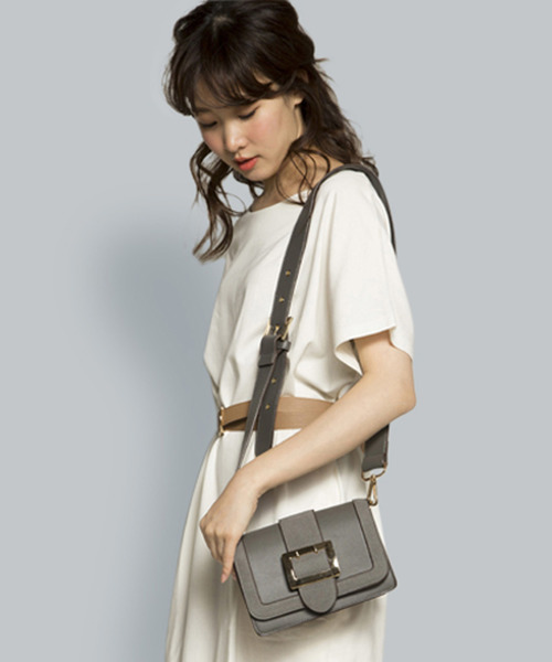 PLAIN CLOTHING(プレーンクロージング)の「フロントベルトショルダーバッグ【PLAIN CLOTHING】(ショルダーバッグ・レディース・レッド/キャメル/グレー/ブラック・FREE)」の14枚目の写真