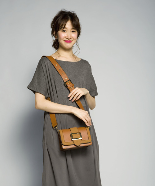 PLAIN CLOTHING(プレーンクロージング)の「フロントベルトショルダーバッグ【PLAIN CLOTHING】(ショルダーバッグ・レディース・レッド/キャメル/グレー/ブラック・FREE)」の19枚目の写真