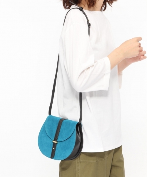 LAKOLE(ラコレ)の「フェイクススェードフラップバッグ / LAKOLE(ショルダーバッグ・レディース・ブラック/ブルー/キャメル・FREE)」の3枚目の写真