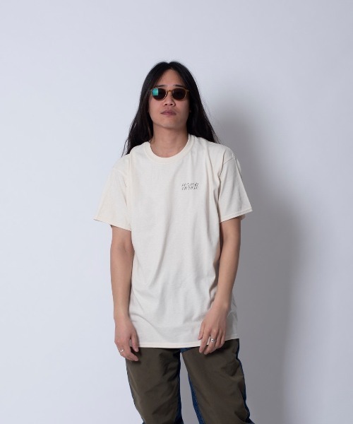 FUN/FOR/FICTION(ファンフォーフィクション)の「『FUN/FOR/FICTION』FFF SS T(Tシャツ/カットソー・メンズ・オフホワイト/チャコールグレー・FREE)」の1枚目の写真
