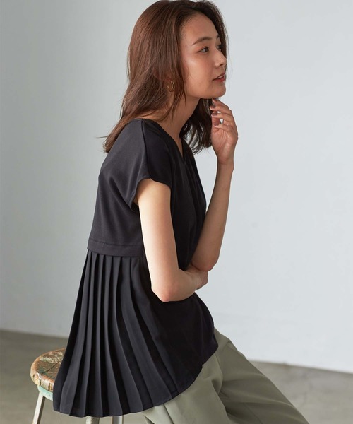 GeeRA(ジーラ)の「バックプリーツプルオーバー(Tシャツ/カットソー・レディース・ブラック/ベージュ・MEDIUM/LARGE)」の3枚目の写真