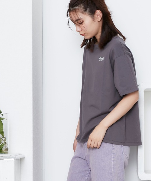 POU DOU DOU（プードゥドゥ）の「フラワーベースプリントゆるTee（Tシャツ/カットソー・レディース・オフホワイト/ダークグレー/ブルー・3）」の4枚目の写真