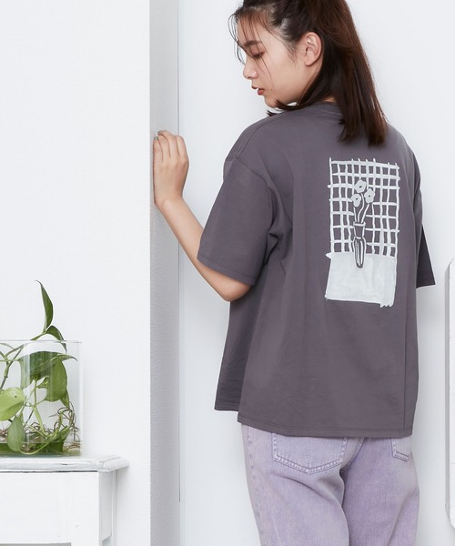 POU DOU DOU（プードゥドゥ）の「フラワーベースプリントゆるTee（Tシャツ/カットソー・レディース・オフホワイト/ダークグレー/ブルー・3）」の5枚目の写真