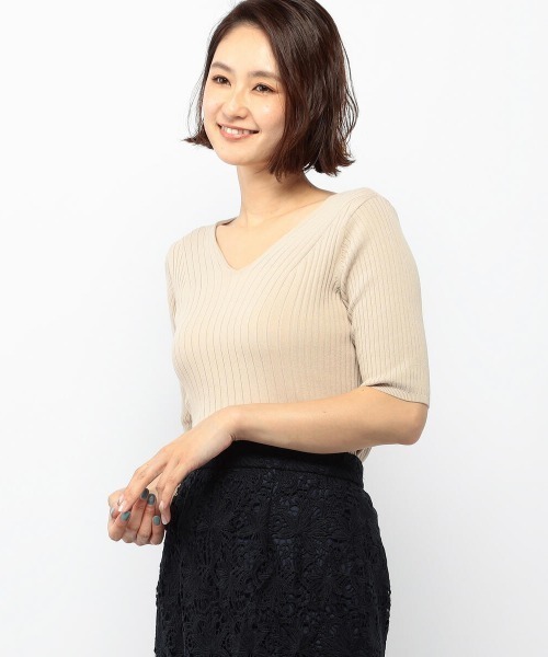 MEW'S REFINED CLOTHES（ミューズリファインドクローズ）の「Vネックリブ5分袖ニット（ニット/セーター・レディース・ピンク/ベージュ/ブラック/モカ/ブルー系その他/ホワイト・MEDIUM）」の4枚目の写真